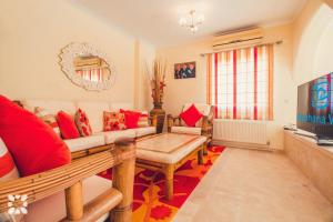 TV a/nebo společenská místnost v ubytování Villa Isabel by Abahana Villas
