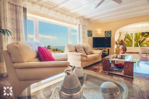 TV a/nebo společenská místnost v ubytování Villa Isabel by Abahana Villas
