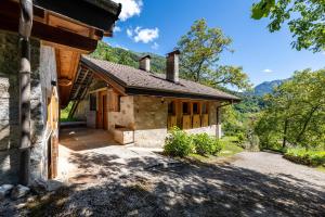 eine Außenansicht eines Hauses mit Auffahrt in der Unterkunft Wunderchalet in Daone