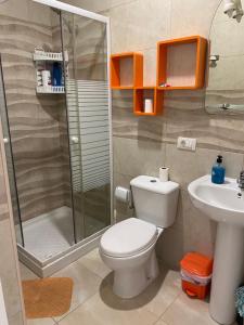 a bathroom with a toilet and a shower and a sink at DELUXE ROOM IN APARTMENT SHARED in Los Cristianos Playa HabitaciónSTANZA air-conditioned in Arona