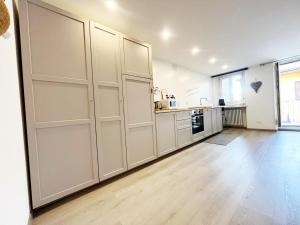 Η κουζίνα ή μικρή κουζίνα στο Insieme nel cuore di Aosta - You & Me case Vacanza +16 φωτογραφίες