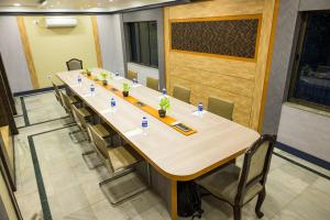 加爾各答的住宿－Pallavi International，一间会议室,配有长桌子和椅子
