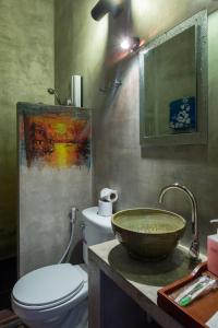 A bathroom at Le Tigre Hotel