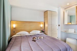 Un dormitorio con una cama grande con dos gatos. en Camping het Wieskamp, en Henxel
