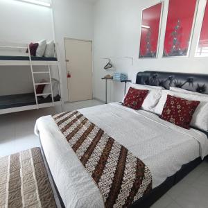 Ліжко або ліжка в номері Canal 181 Deluxe Room Stay Kota Bharu