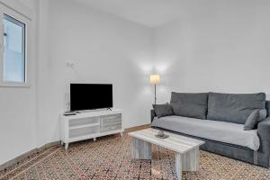 a living room with a couch and a tv at Apartamento Guzmán B in Barbate