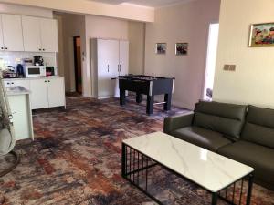 sala de estar con sofá y mesa de billar en Eagle Town Serviced Apartment- Free Pick up from Airport, en Ulán Bator