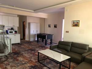 sala de estar con sofá y piano en Eagle Town Serviced Apartment- Free Pick up from Airport, en Ulán Bator