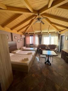 Cette grande chambre dispose de deux lits et d'un plafond. dans l'établissement Tribunia Beach Hotel, à Tribunj
