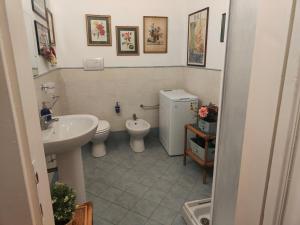 A bathroom at Suite Dimora Lucrezia
