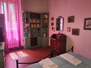 A bed or beds in a room at Suite Dimora Lucrezia