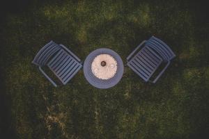 trzy stoły piknikowe na trawie w ogródku w obiekcie Votsalo Tolo w mieście Tolo