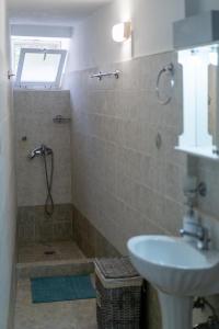 Ένα μπάνιο στο Spacious Home with Yard, Mytilene Lesvos +55 φωτογραφίες