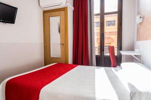 Postel nebo postele na pokoji v ubytování Hostal Sonia Granada