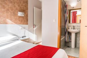 Postel nebo postele na pokoji v ubytování Hostal Sonia Granada
