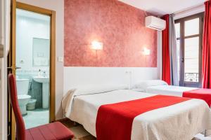 Postel nebo postele na pokoji v ubytování Hostal Sonia Granada