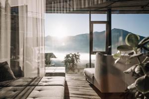 Habitación con cama y ventana con vistas. en ASTER Boutique Hotel & Chalets, en Fügenberg