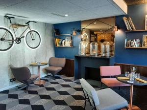 un restaurante con una bicicleta colgada en la pared en Mercure Bordeaux Centre Ville, en Burdeos
