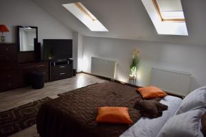Un pat sau paturi într-o cameră la Enjoy Apartments - Skyview Residence