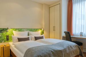 a bedroom with a large bed and a window at Best Western Hotel Bremen City in Bremen
