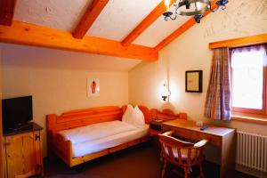Postel nebo postele na pokoji v ubytování Hotel Christiania Saas-Fee