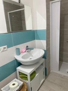 un baño con lavabo y espejo en le tre stelle, en Castellabate