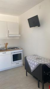 cocina con fogones y cama. en le tre stelle, en Castellabate 7 fotos más