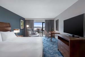 ein Hotelzimmer mit einem Bett und einem Flachbild-TV in der Unterkunft Hilton Garden Inn Burlington Downtown in Burlington