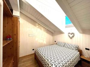 ein Schlafzimmer mit einem Bett und einem Herz an der Wand in der Unterkunft Sotto le stelle nel cuore di Aosta in Aosta