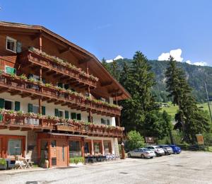 Nespecifikovaný výhled na hory nebo výhled na hory při pohledu z hotelu