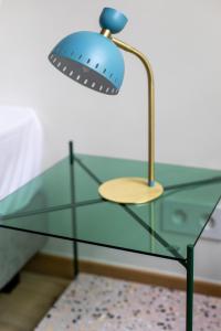 una mesa de cristal con una lámpara encima. en Smartflats - Rogier Brussels en Bruselas