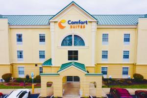 a front view of a hotel with a comfort suites sign at Comfort Suites East Brunswick - South River in East Brunswick