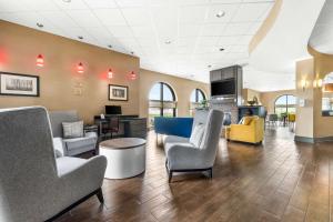 A seating area at Comfort Suites Jackson I-40