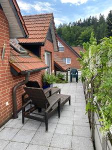 比勒費爾德的住宿－Ferienhof Kröger，一个带长凳和房子的庭院