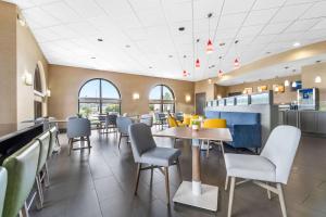 une salle à manger avec des tables et des chaises dans un restaurant dans l'établissement Comfort Suites Jackson I-40, à Jackson