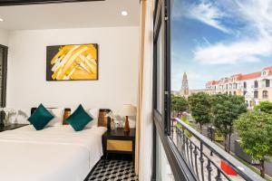 Postel nebo postele na pokoji v ubytování The White Wind Hotel - Grand World Phu Quoc