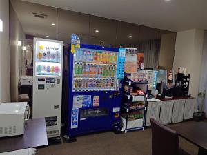 un distributeur automatique de boissons dans un magasin dans l'établissement HOTEL TETORA ASAHIKAWA EKIMAE - Vacation STAY 91502v, à Asahikawa