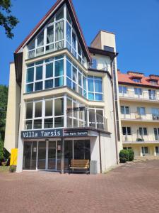 budynek z ławką przed nim w obiekcie Artel Villa Tarsis w Kołobrzegu