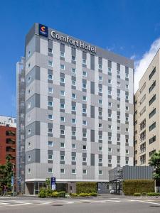 un bâtiment avec un panneau sur son côté dans l'établissement Comfort Hotel Tokyo Higashi Kanda, à Tokyo