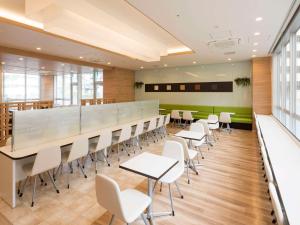 een grote conferentiezaal met tafels en stoelen bij Comfort Hotel Tokyo Higashi Kanda in Tokyo