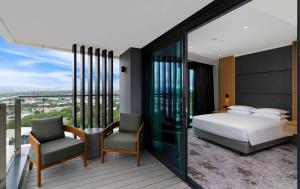 Hilton Port Moresby Hotel & Residences客房内的一张或多张床位