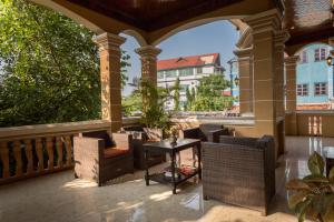 A seating area at Le Tigre Hotel