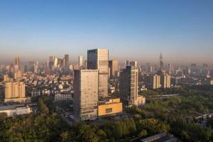 une vue aérienne sur une ville avec de grands bâtiments dans l'établissement Kempinski Hotel Nanjing, à Nankin