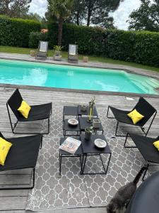 Bazén v ubytovaní Villa K Maison archi avec piscine 15 mn PUY du FOU alebo v jeho blízkosti