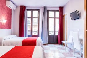 Postel nebo postele na pokoji v ubytování Hostal Sonia Granada