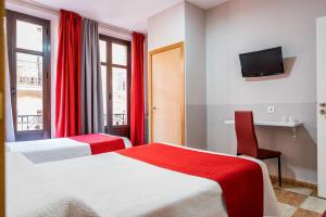 Postel nebo postele na pokoji v ubytování Hostal Sonia Granada