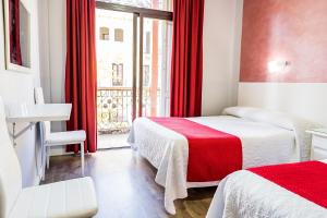 Postel nebo postele na pokoji v ubytování Hostal Sonia Granada