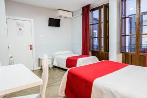 Postel nebo postele na pokoji v ubytování Hostal Sonia Granada