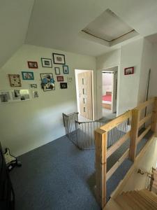 ein Zimmer mit einer Treppe und Bildern an der Wand in der Unterkunft Randy's House Plzeň in Pilsen