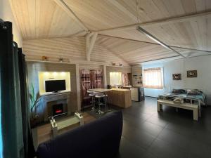 TV a/nebo společenská místnost v ubytování Loft des Milans, petit nid douillet perché sur la campagne + 2 fotografie